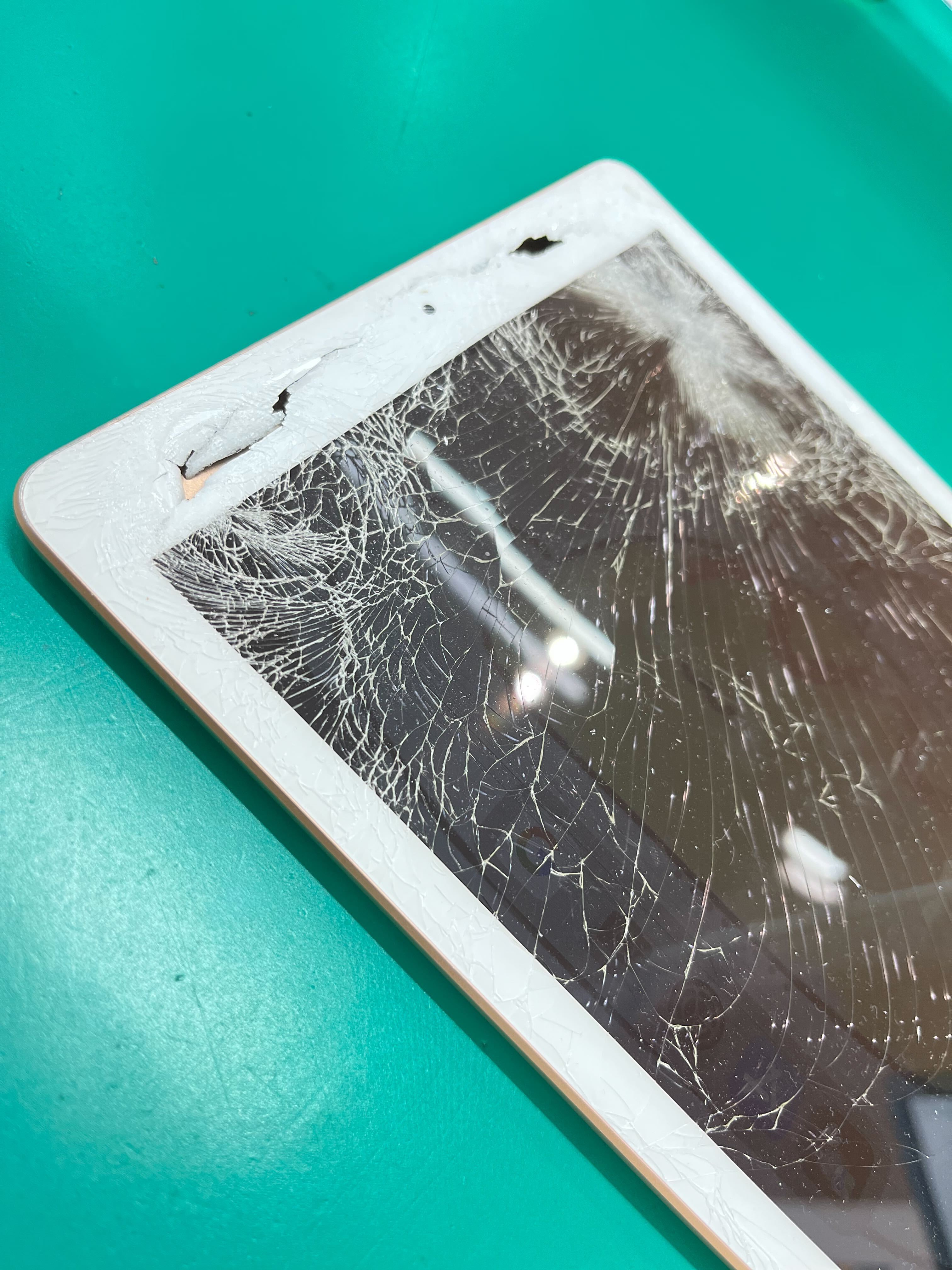 春日井市でiPad修理】iPad 第6世代のガラス割れ修理を行いました